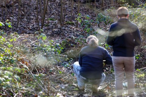 Journalisten stehen an der Stelle in einem Waldstück in Duisburg-Beeck, wo am Dienstag eine Frauenleiche entdeckt wurde. Jetzt g