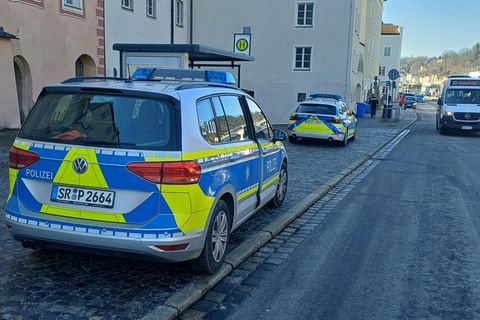 Die Polizei suchte in Passau mit mehreren Streifen und einem Hubschrauber nach dem Mann. Foto: Markus Zechbauer/zema-medien.de/d