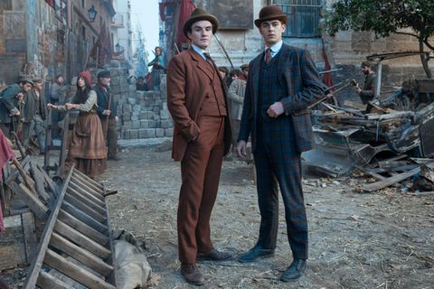 In "Young Sherlock" ermitteln James Moriarty (Dónal Finn, links) und Sherlock Holmes (Hero Fiennes) noch Seite an Seite.
