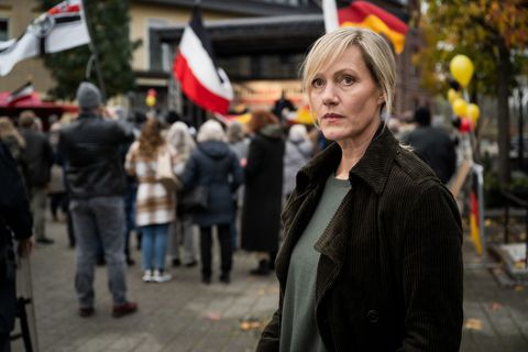 Claudia Voss (Anna Schudt), ehrenamtliche Ortsbürgermeisterin einer kleinen Gemeinde, gerät ins Visier der rechten Szene. Das präzise Drama "Die Bürgermeisterin" ("Deutscher Fernsehpreis" 2023) erzählt vom Hass in der Gesellschaft sowie den Gefahren des öffentlichen Amts.