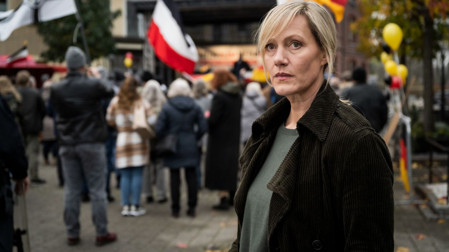 Claudia Voss (Anna Schudt), ehrenamtliche Ortsbürgermeisterin einer kleinen Gemeinde, gerät ins Visier der rechten Szene. Das präzise Drama "Die Bürgermeisterin" ("Deutscher Fernsehpreis" 2023) erzählt vom Hass in der Gesellschaft sowie den Gefahren des öffentlichen Amts.