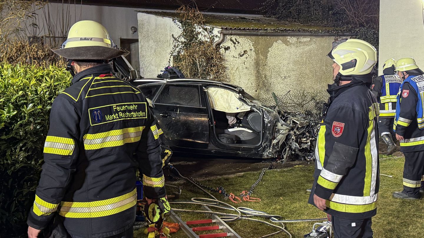 Notfälle: Auto überschlägt sich bei Hohenwart – Fahrer in Lebensgefahr