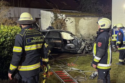 Das Auto hat sich nach Polizeiangaben mindestens einmal überschlagen. Foto: Vifogra / Friedrich/Vifogra GmbH/dpa