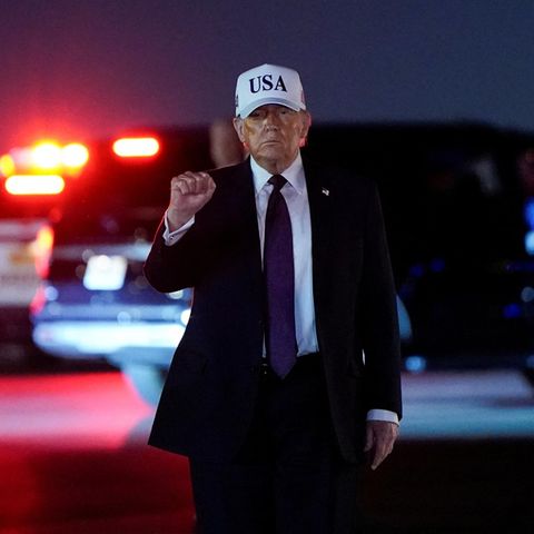 Mit weißer "USA"-Kappe und geballter Faust: Donald Trump auf dem Weg nach Mar-a-Lago