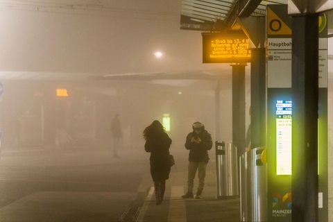 Auch am Samstag ist das Warten auf Bus und Tram in zahlreichen Orten vergeblich. Foto: Andreas Arnold/dpa