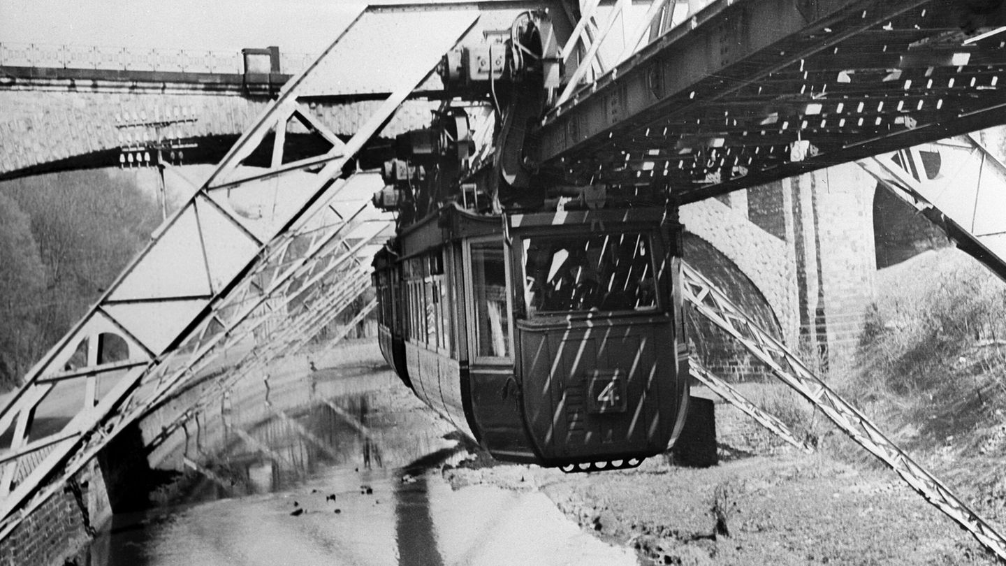 Die Schwebebahn fährt im Februar 1951 über der Wupper. Foto: dpa