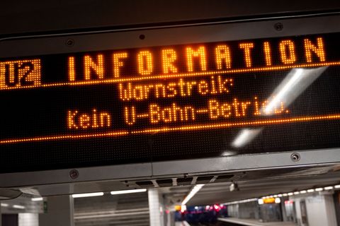 Die am Freitag gestarteten Warnstreiks im Nahverkehr werden am Samstag vielerorts fortgesetzt. Foto: Daniel Bockwoldt/dpa