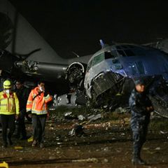 Einsatzkräfte am Wrack des Militärflugzeugs