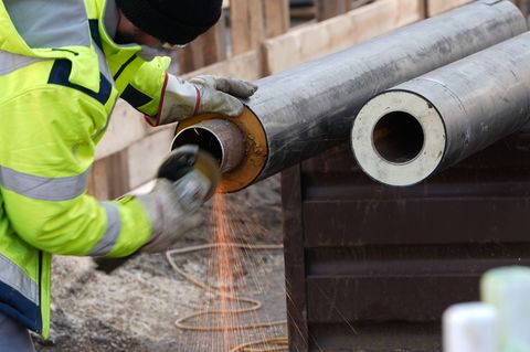 Im Norden Hamburgs beginnen die Hamburger Energiewerke am 2. März 2026 mit dem Bau einer Fernwärmeleitung zum Flughafen. (Symbol