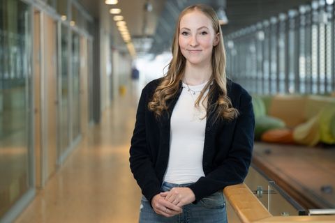 Die 20 Jahre alte Lilly Hiebenthal aus Sachsen leidet an einer äußert seltenen Immunkrankheit. Foto: Sebastian Kahnert/dpa