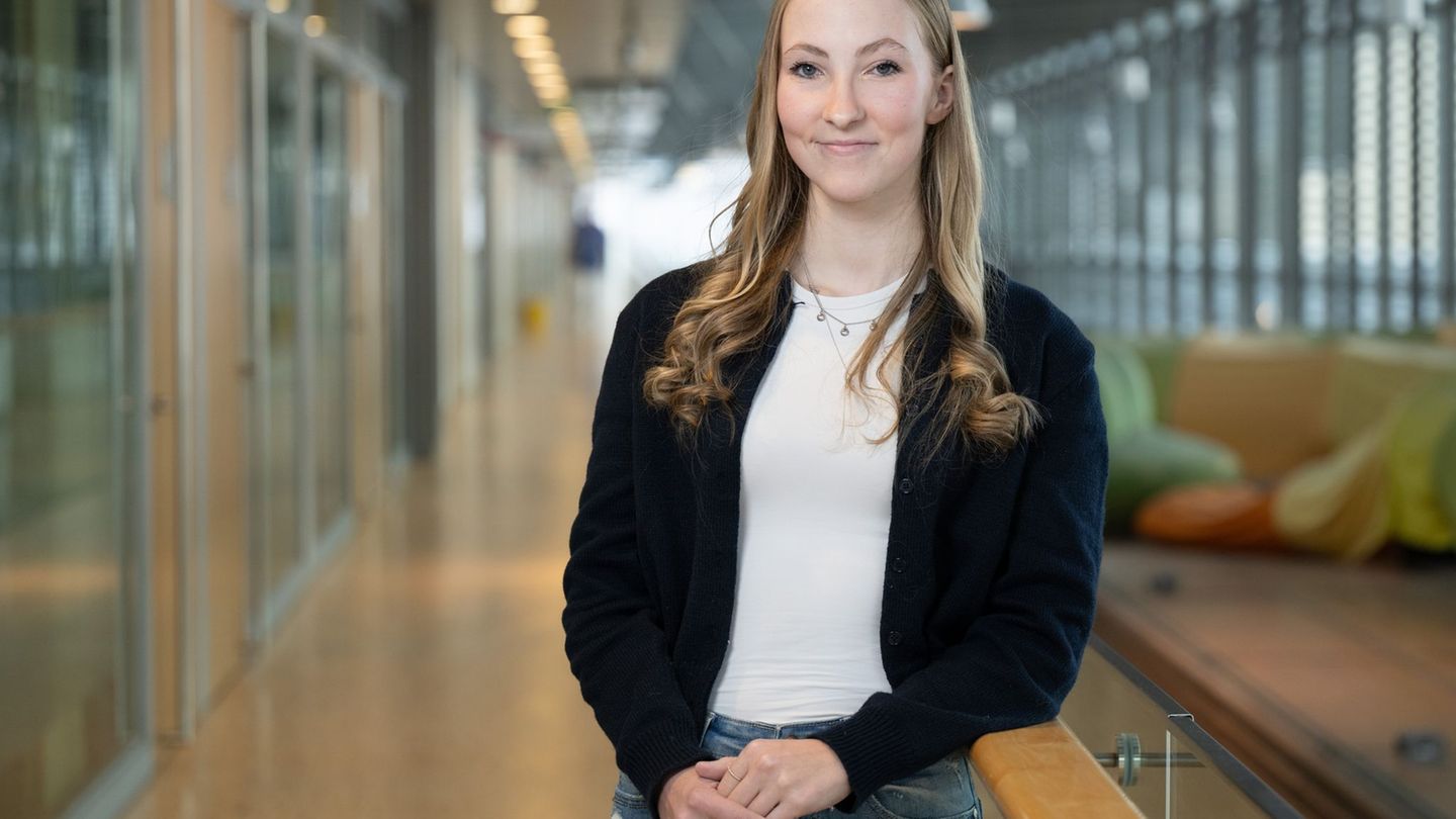 Die 20 Jahre alte Lilly Hiebenthal aus Sachsen leidet an einer äußert seltenen Immunkrankheit. Foto: Sebastian Kahnert/dpa