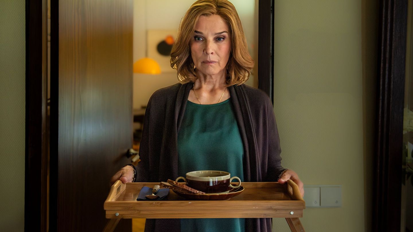 Fiese Fassade? Désirée Nosbusch verkörpert Karola, die sich vorgeblich liebevoll um einen älteren Witwer kümmert.