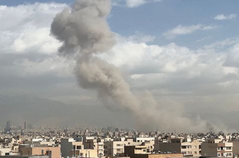 Israel greift Iran an: Rauchwolken über Teheran