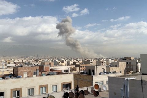 Rauchwolken über Teheran: Nach eigenen Angaben attackiert Israel im Iran Ziele von „Regime und Militär“