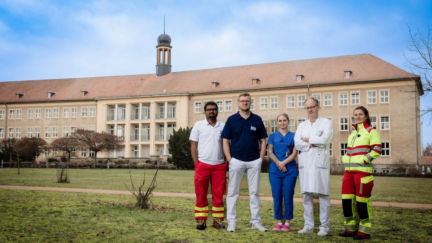 Gemeinsam durch die Krise: Das Team der Landklinik Wriezen kämpft um das Leben seiner Patienten – und zugleich um das Überleben der Klinik. Von links: Anoop Puritipati (35, Assistenzarzt), Kai Wilke (42, Orthopäde und Unfallchirurg), Janina Buhe (24, Krankenpflegerin), Georg Bauer (58, Chefarzt) und Julia Kraushaar (35, Assistenzärztin).