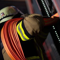 Feuerwehrleute löschen die brennende Scheune. (Symbolbild) Foto: Marijan Murat/dpa