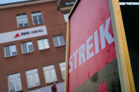 In Halle wird bis in die Nacht zu Montag der ÖPNV bestreikt. (Archivfoto) Foto: Heiko Rebsch/dpa
