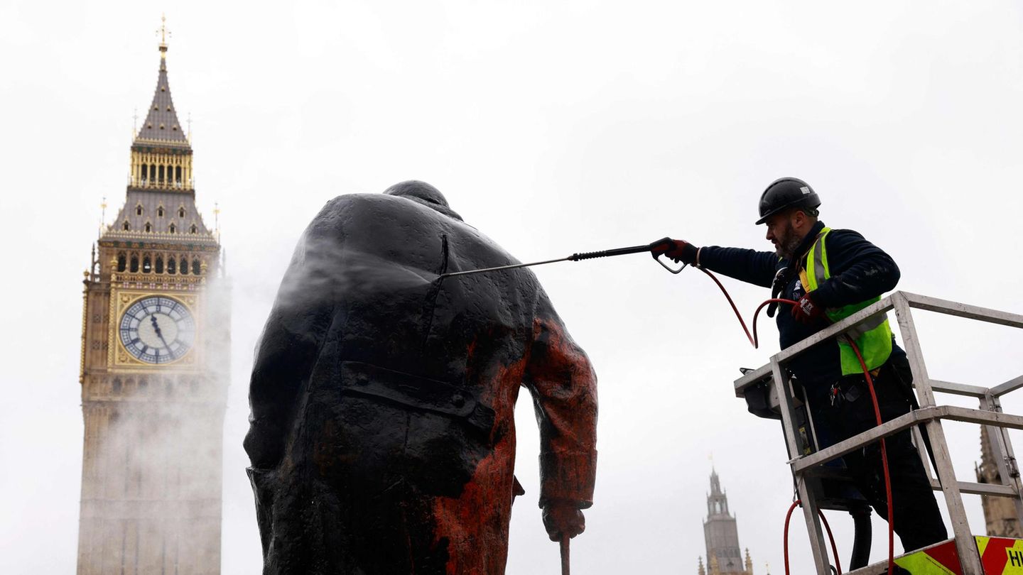 Eine Statue von Winston Churchill wird von Grafitti befreit
