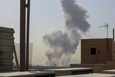 Rauchsäulen über Teheran