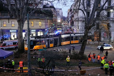 Die voll besetzte Straßenbahn war an einer Kreuzung entgleist, sie kam erst im Eingangsbereich eines Restaurants zum Stehen. Fot