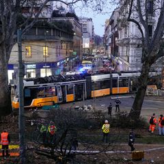 Die voll besetzte Straßenbahn war an einer Kreuzung entgleist, sie kam erst im Eingangsbereich eines Restaurants zum Stehen. Fot