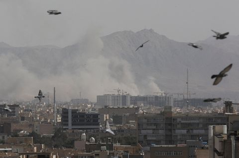 Explosionen in Teheran: Israel und USA greifen Iran an – Regime attackiert offenbar US-Stützpunkt