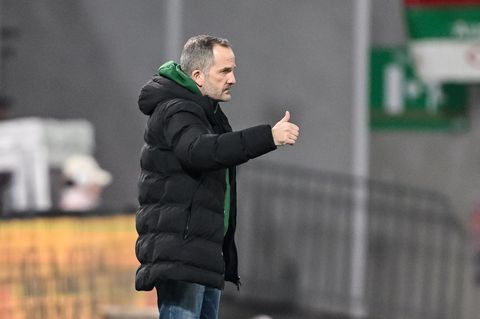Bleibt Manuel Baum vielleicht doch länger Augsburg-Coach? Foto: Harry Langer/dpa
