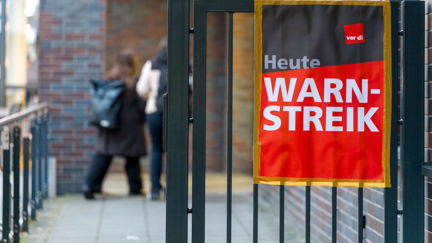 Der Hauptsitz der ESWE in Wiesbaden wird bestreikt. Foto: Andreas Arnold/dpa