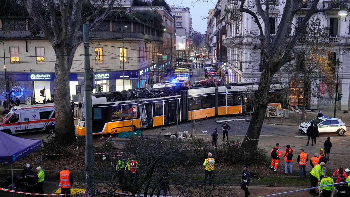 Die voll besetzte Straßenbahn war an einer Kreuzung in Mailand entgleist