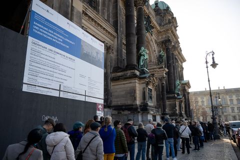 Um die wiedereröffnete Gruft besichtigen zu können, stehen Besucher Schlange. Foto: Christophe Gateau/dpa