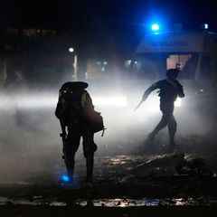 Am Unglücksort kommt es zu Plünderungsversuchen. Foto: Juan Karita/AP/dpa