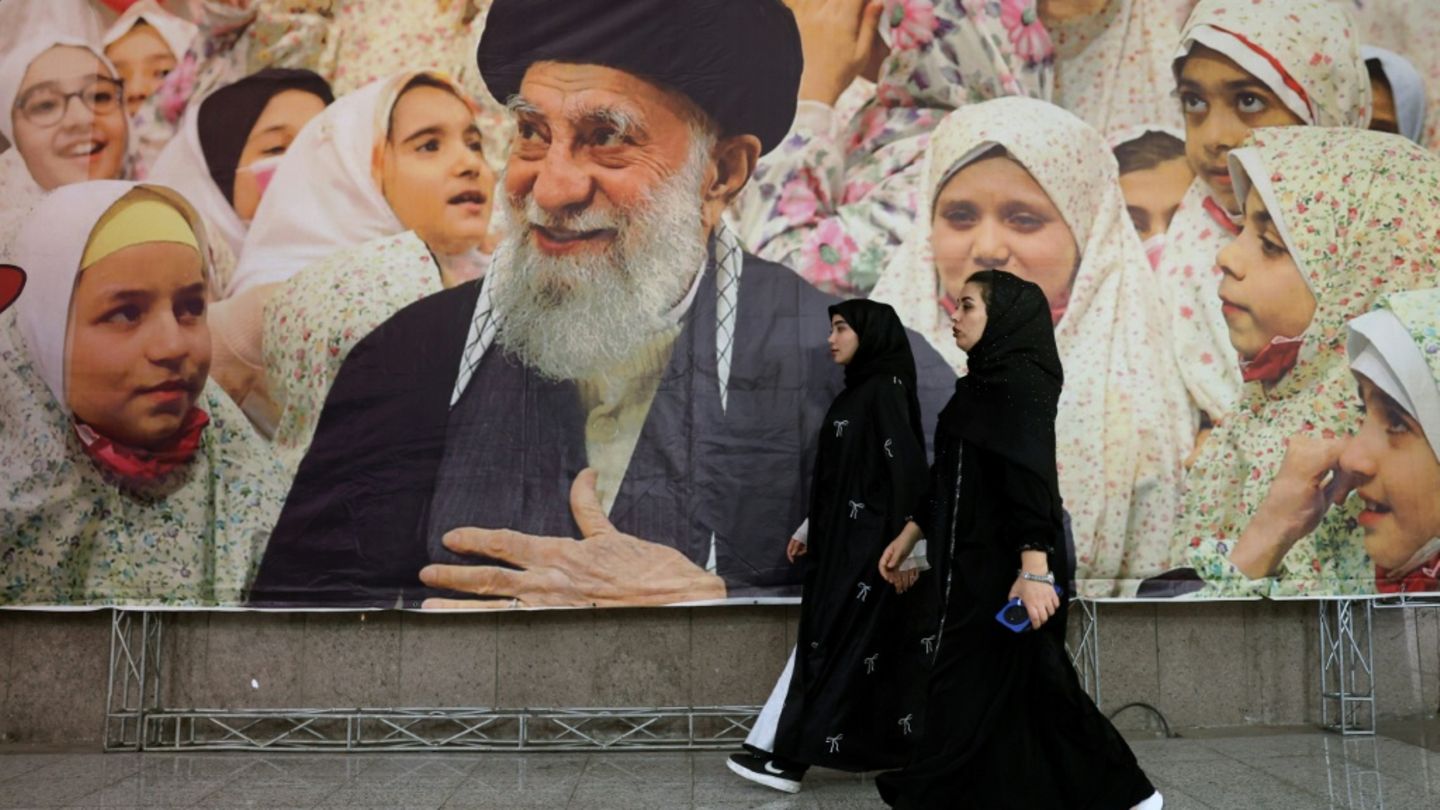 Medien: Chamenei und Peseschkian im Visier US-israelischer Angriffe im Iran