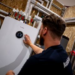 Häufig werden sich Eigentümer für eine Wärmepumpe entscheiden, glaubt Wirtschaftsministerin Reiche. (Illustration) Foto: Fabian