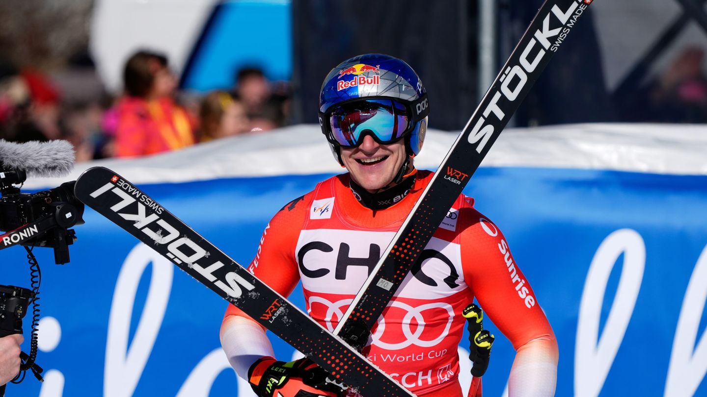 Marco Odermatt gewinnt die Weltcup-Abfahrt von Garmisch-Partenkirchen. Foto: Giovanni Auletta/AP/dpa