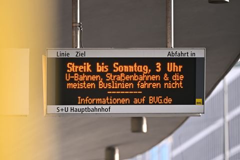 Erst Sonntagmorgen soll der Betrieb in der Hauptstadt wieder anlaufen. Foto: Elisa Schu/dpa