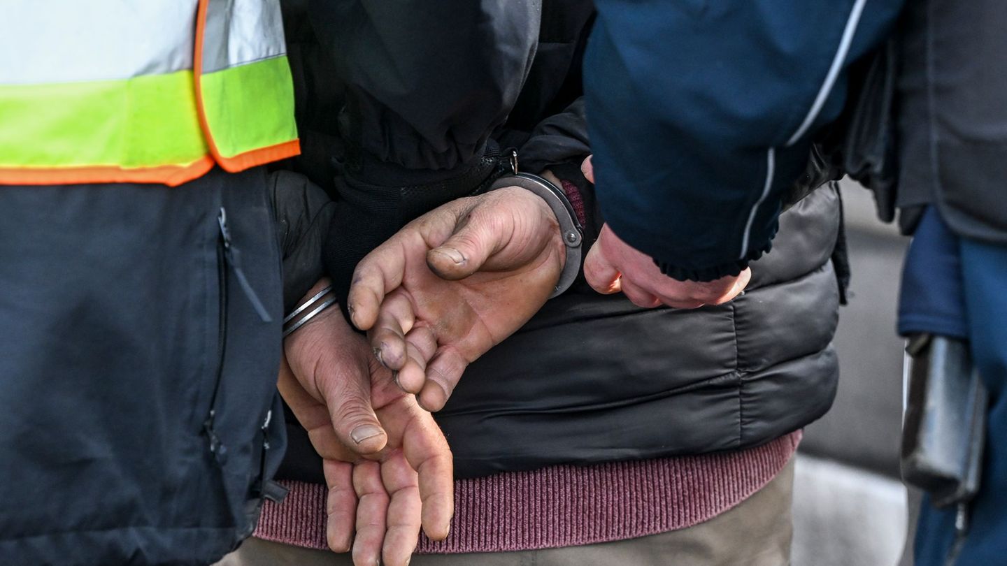 Flucht endet auf Parkplatz: Flucht vor Polizei endet im Gefängnis für 45-Jährigen