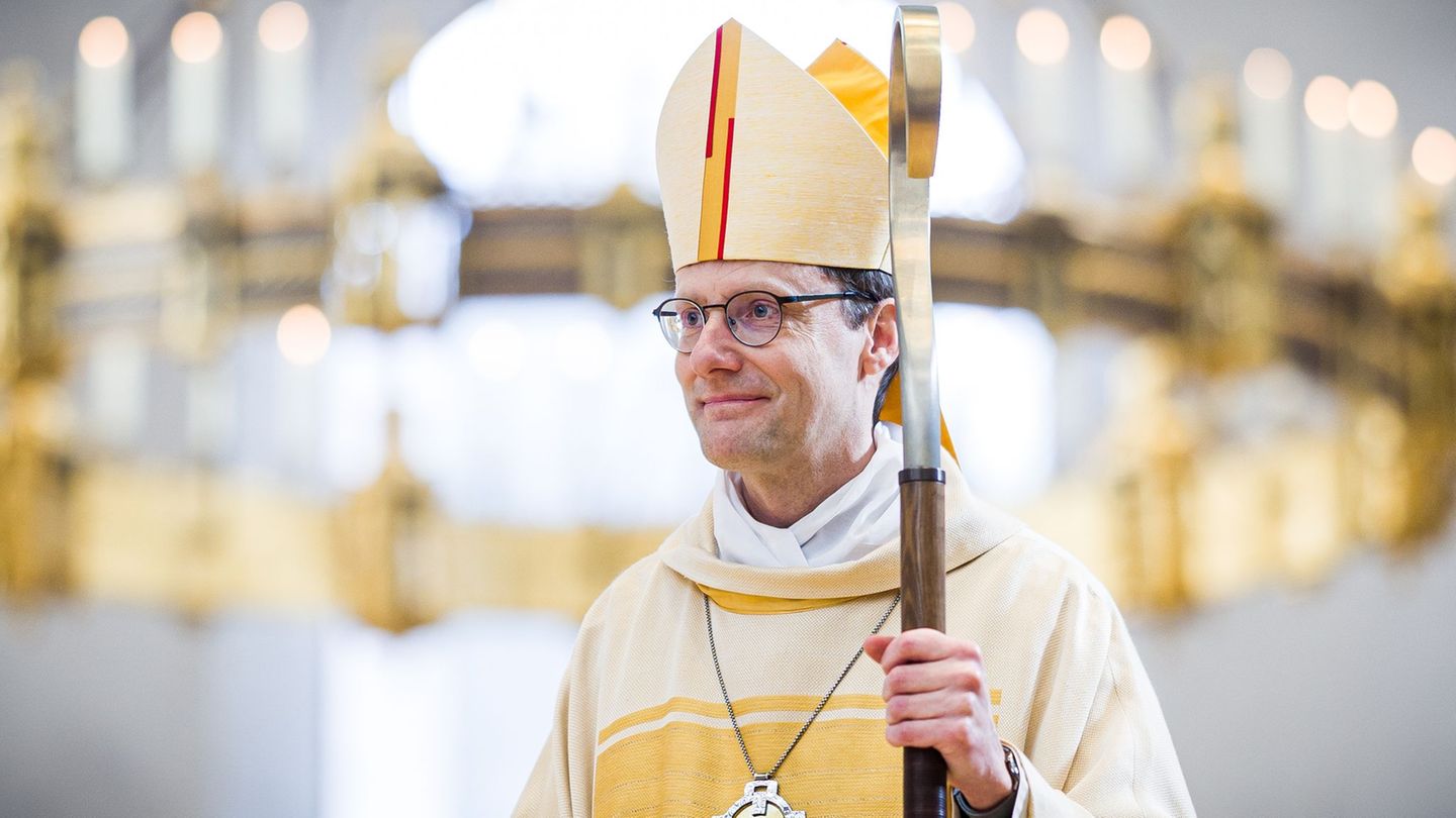 Martin Marahrens, neuer Bischof des Bistums Hildesheim, steht im Dom. Foto: Moritz Frankenberg/dpa
