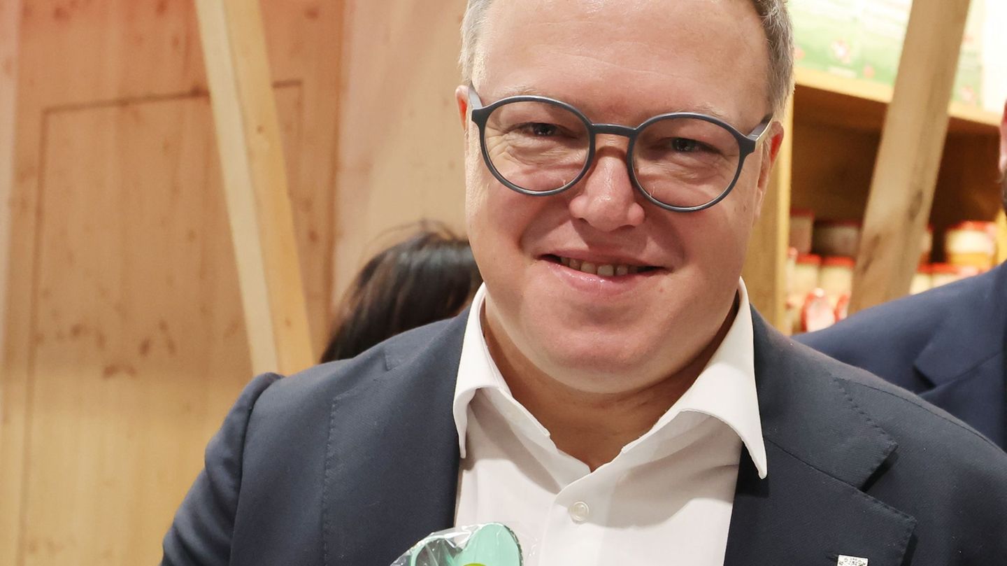 Thüringens Ministerpräsident Mario Voigt (CDU) verschaffte sich bei einem Rundgang auf der "Thüringen-Ausstellung" einen Überbli