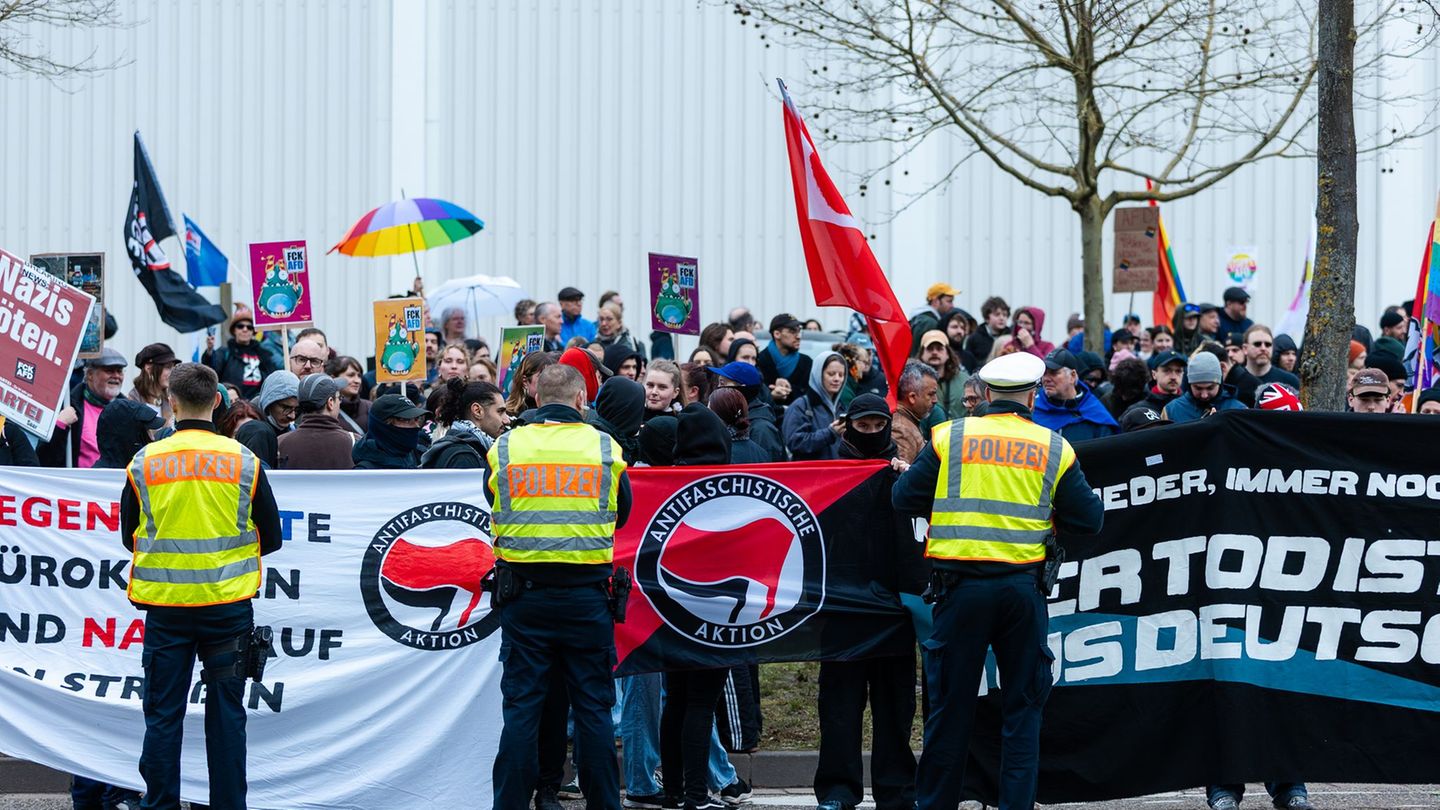 Die Demonstranten richten sich gegen die Gründung des Landesverbands Saarland der AfD-Jugendorganisation Generation Deutschland.
