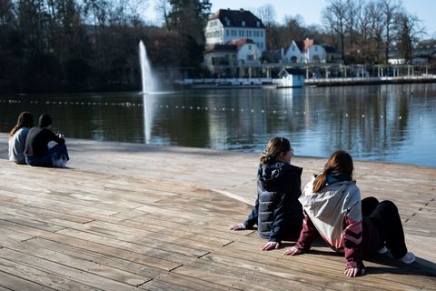 Die frühlingshaften Temperaturen locken die Menschen in Hessen nach draußen. Foto: Florian Wiegand/dpa