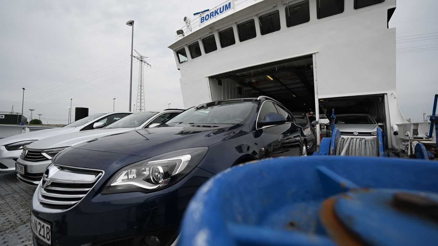Am Fähranleger nach Borkum ist ein 59-Jähriger mit seinem Auto ins Hafenbecken gefahren. (Symbolbild) Foto: Lars Klemmer/dpa