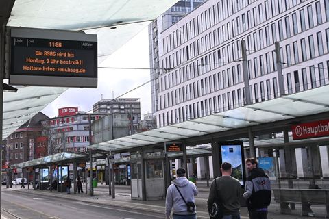 Keine Busse und Straßenbahnen vor dem Bundesliga-Spiel in Bremen Foto: Carmen Jaspersen/dpa