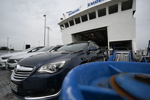 Am Fähranleger nach Borkum ist ein 59-Jähriger mit seinem Auto ins Hafenbecken gefahren. (Archivbild) Foto: Lars Klemmer/dpa