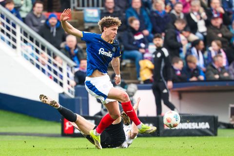 Kiels Phil Harres (l) und Elversbergs Maximilian Rohr kämpfen um den Ball. Foto: Frank Molter/dpa