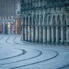 Keine Straßenbahn weit und breit - am Morgen vor dem Bremer Rathaus. Foto: Focke Strangmann/dpa