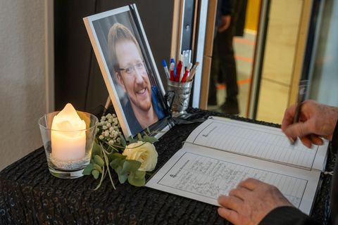 Kondolenzbuch für den gestorbenen Bürgermeister Christian Mauch. Foto: Stefan Puchner/dpa