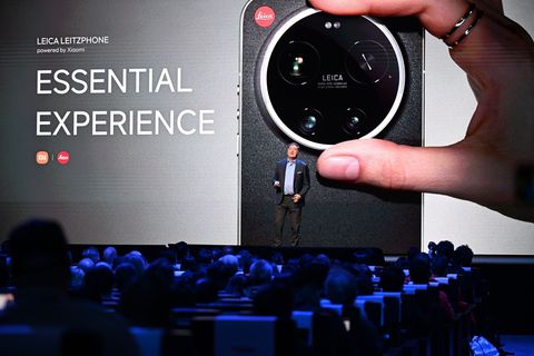 Leica-Chef Matthias Harsch bewirbt das neue Smartphone seiner Firma auf der Bühne. Foto: Wolf von Dewitz/dpa