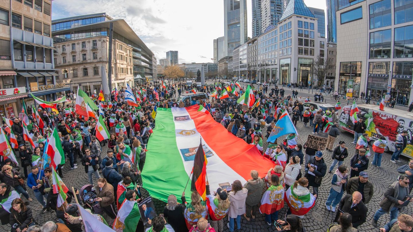 Mehr als 1.000 Menschen beteiligten sich an einer Kundgebung und Demonstration in Frankfurt. Foto: Andreas Arnold/dpa