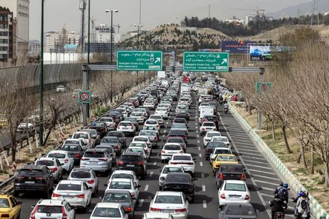 Autos auf einer Straße in Teheran