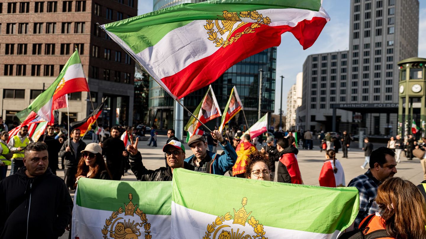 Krieg in Nahost: Rund 1.600 Menschen bei Iran-Demo - weniger als erwartet